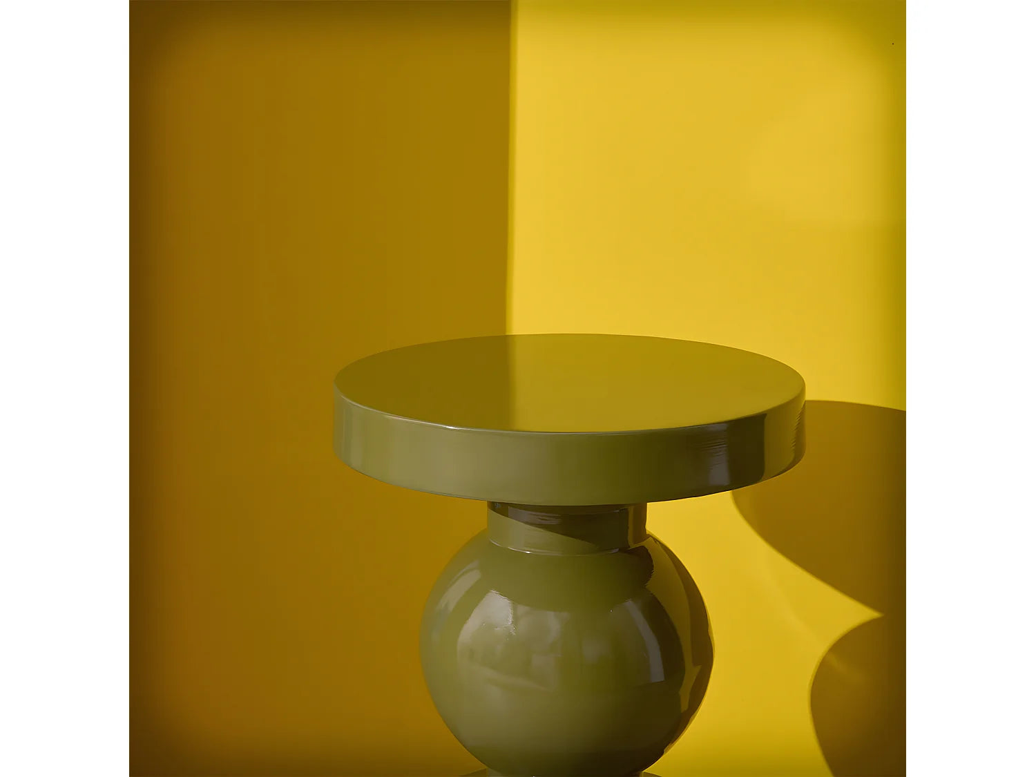 Bout de canapé rond en aluminium vert olive – ELVA