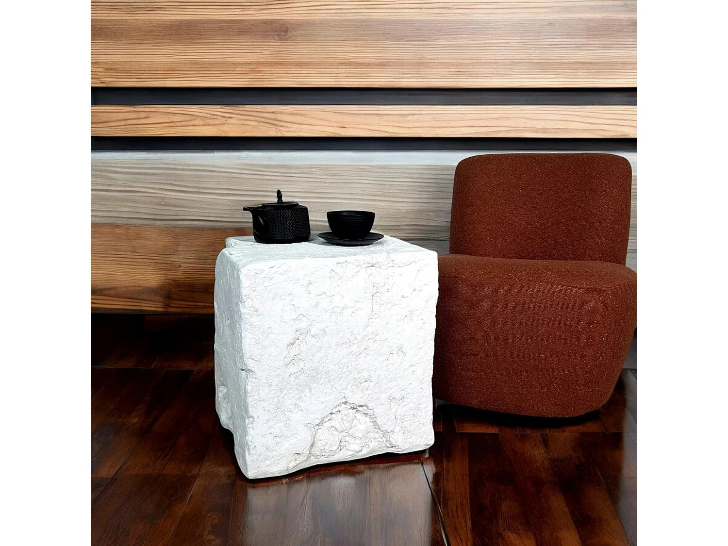 Bout de canapé effet pierre blanc sculptural – TRINITE