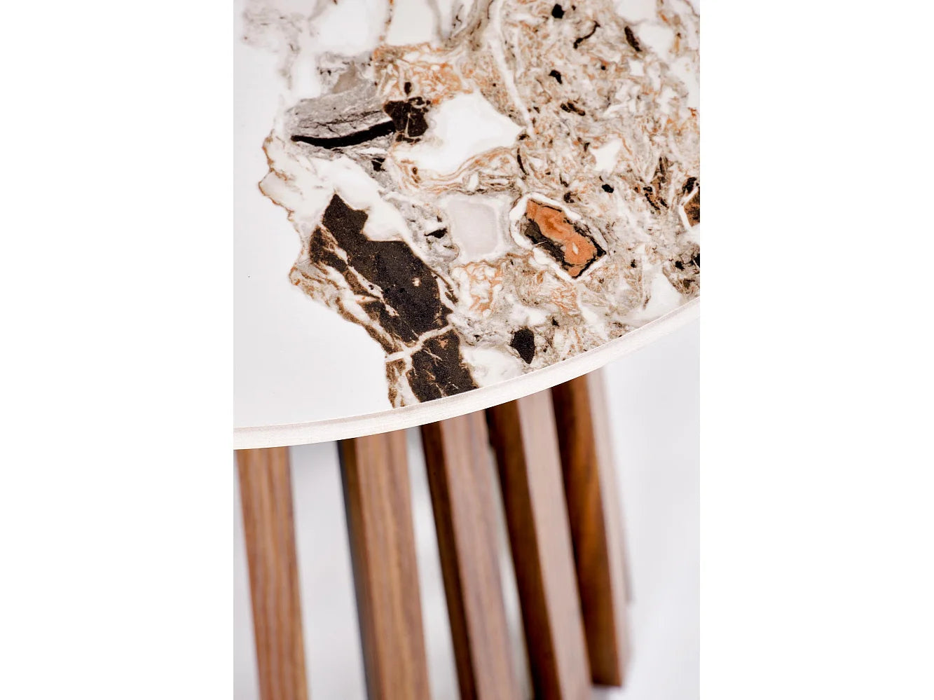 Bout de canapé rond aspect marbre et noyer beige – KAVERA