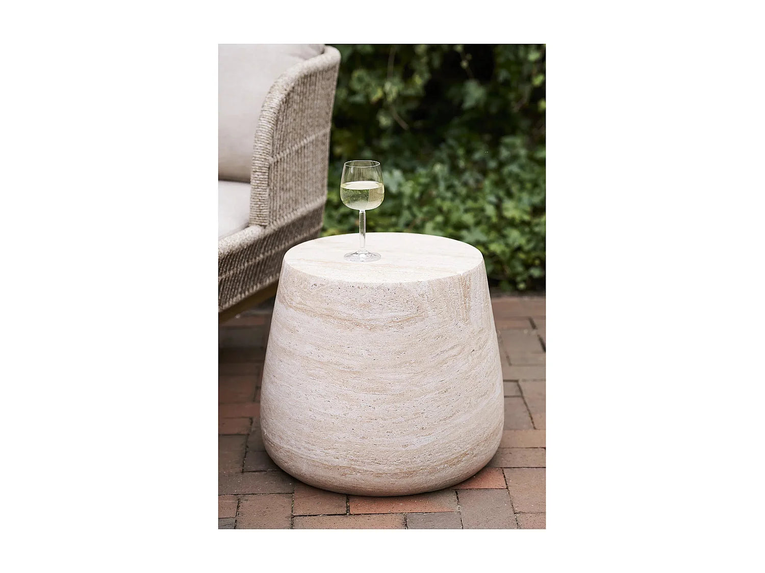 Bout de canapé rond effet travertin beige – CALCAIRE
