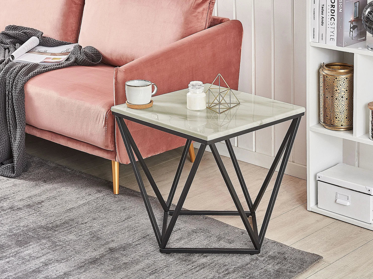 Bout de canapé carré effet marbre blanc pied noir – AVELLA
