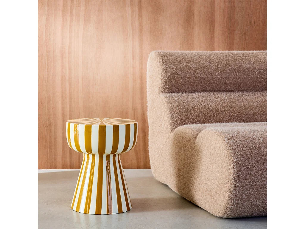 Bout de canapé rond en acier rayé ocre et blanc – ZORKA