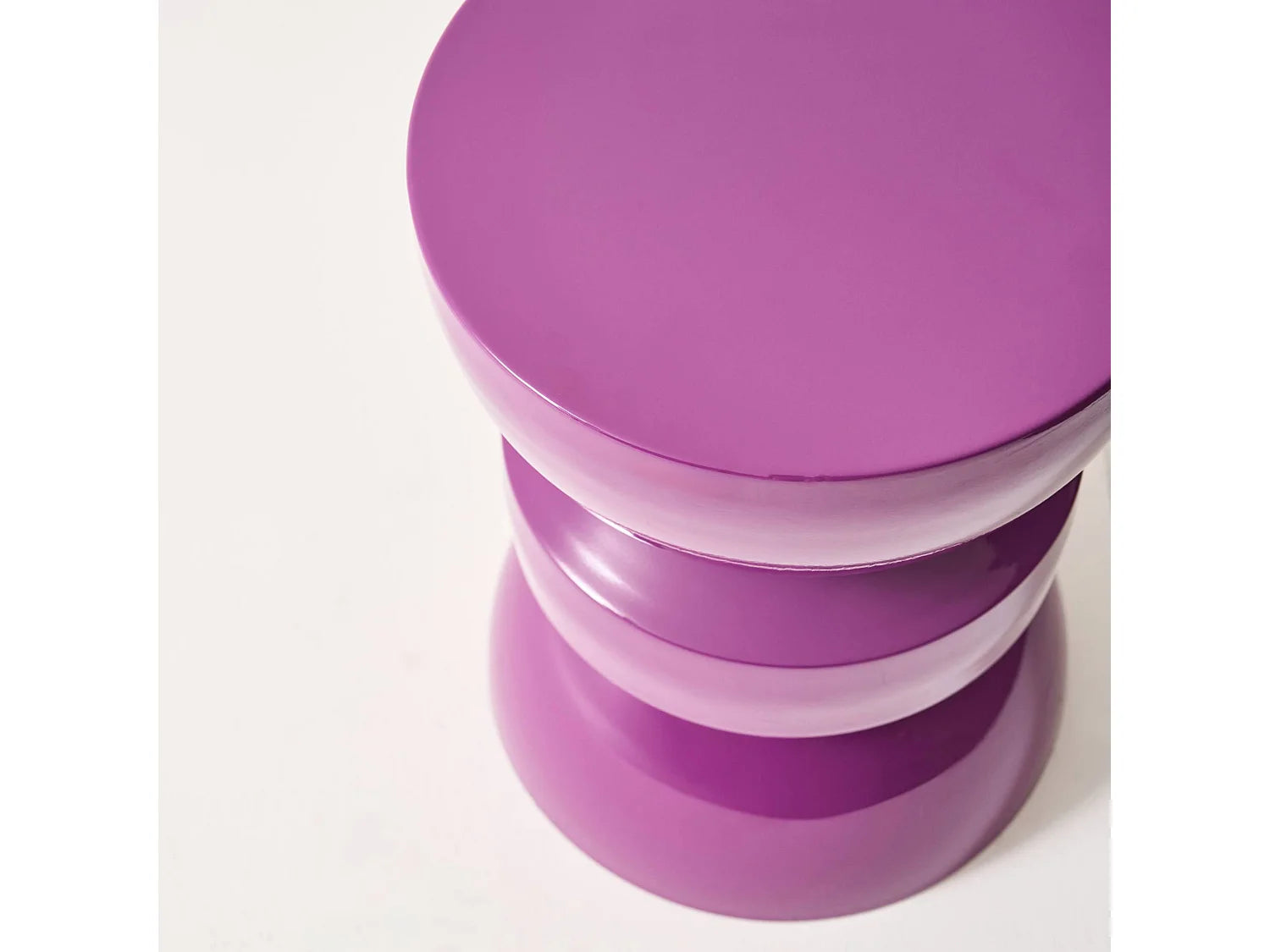 Bout de canapé rond en métal violet effet glossy – ASTRAL