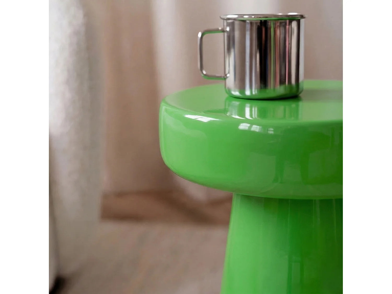 Bout de canapé rond en métal vert pomme – POMME