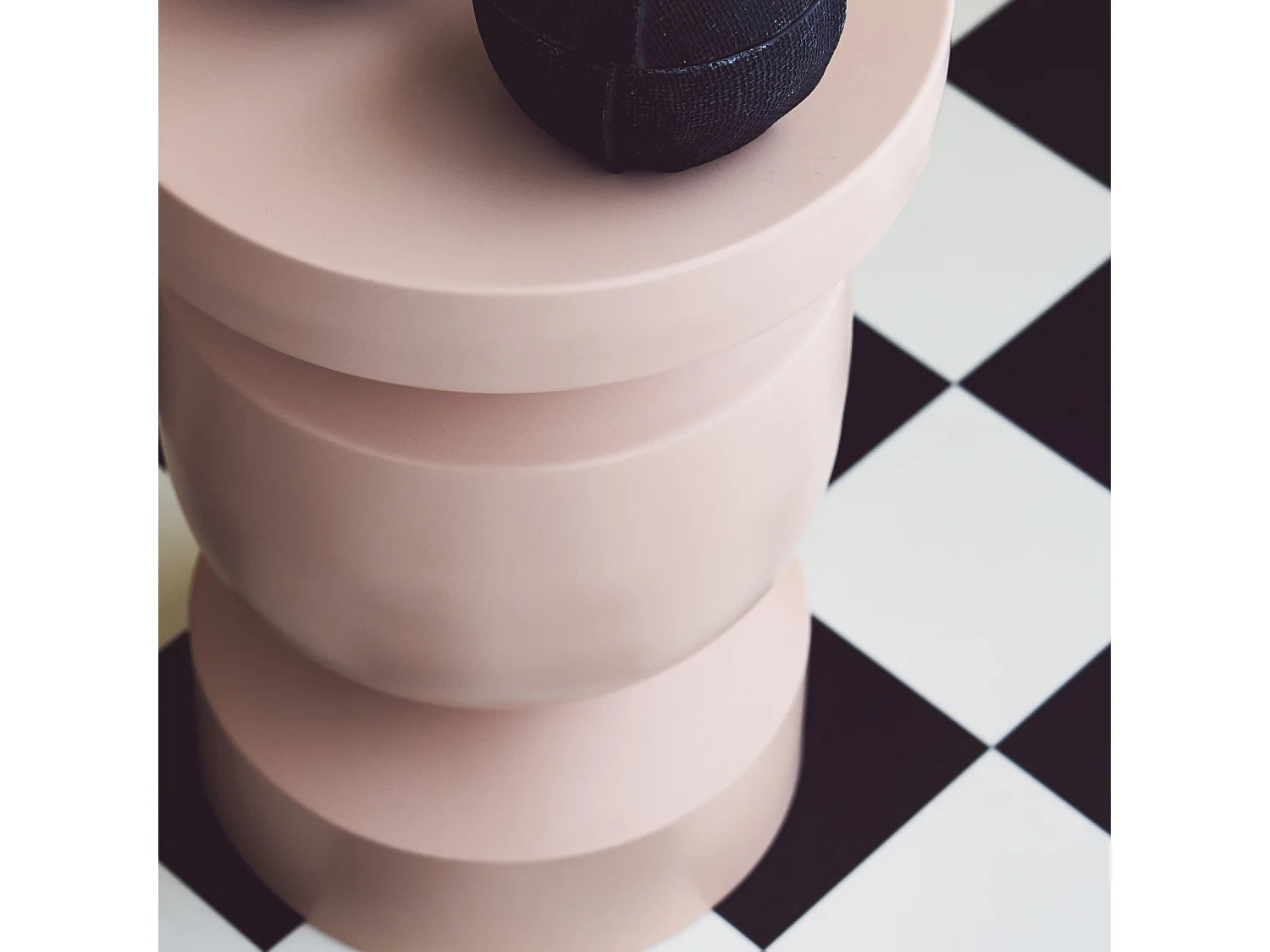 Bout de canapé géométrique en métal rose – PRISMA