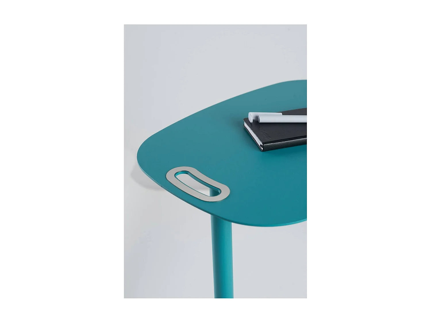 Bout de canapé à roulettes en inox turquoise – NEVIO