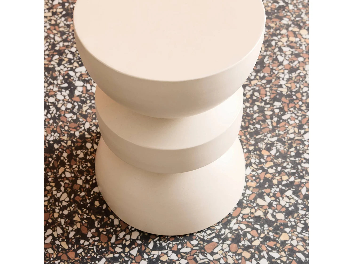 Bout de canapé rond en métal crème – ASSA
