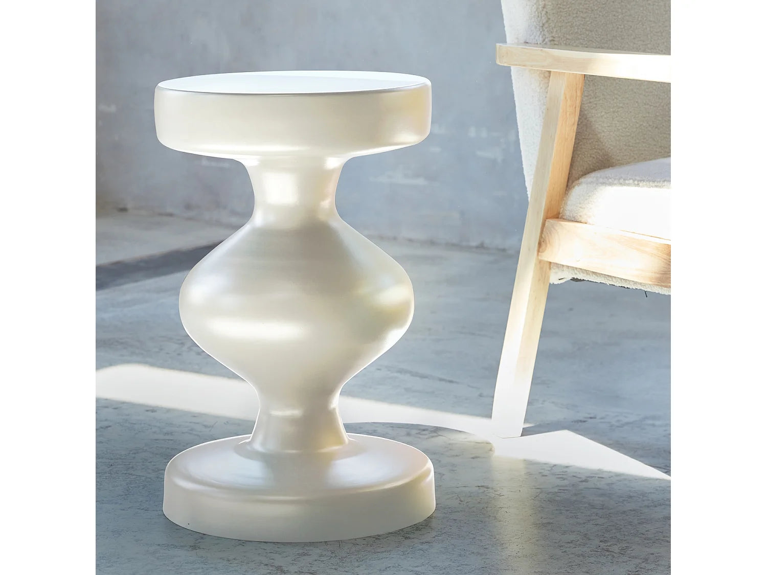 Bout de canapé en métal crème minimaliste – HAWA