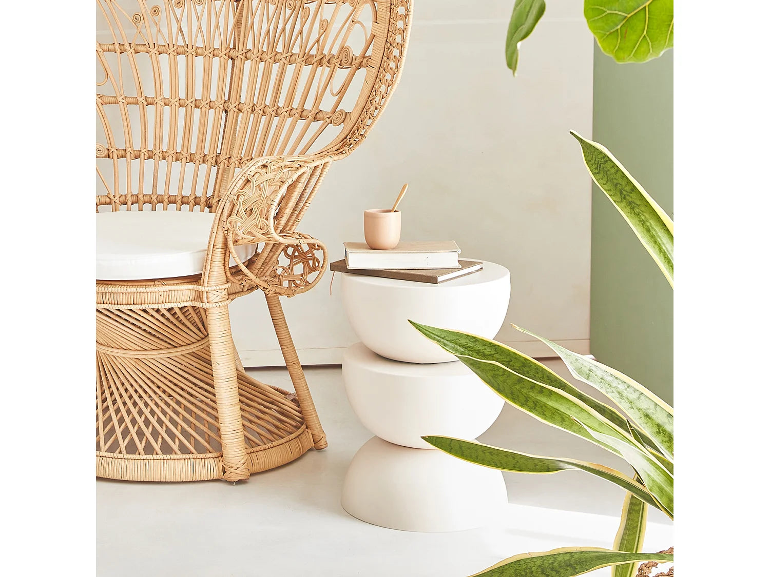 Bout de canapé rond en métal crème minimaliste – LUMEA