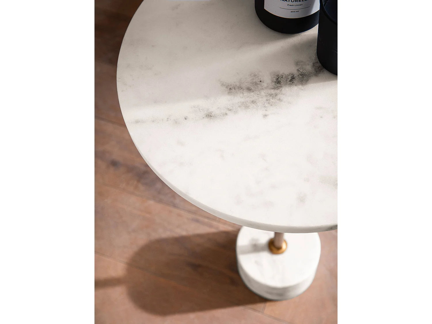Bout de canapé rond en marbre blanc et métal – CARRARE