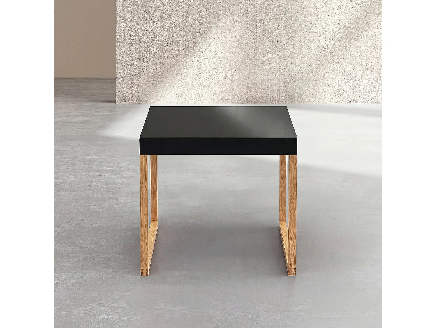 Bout de canapé en acier laqué noir design – KILVA