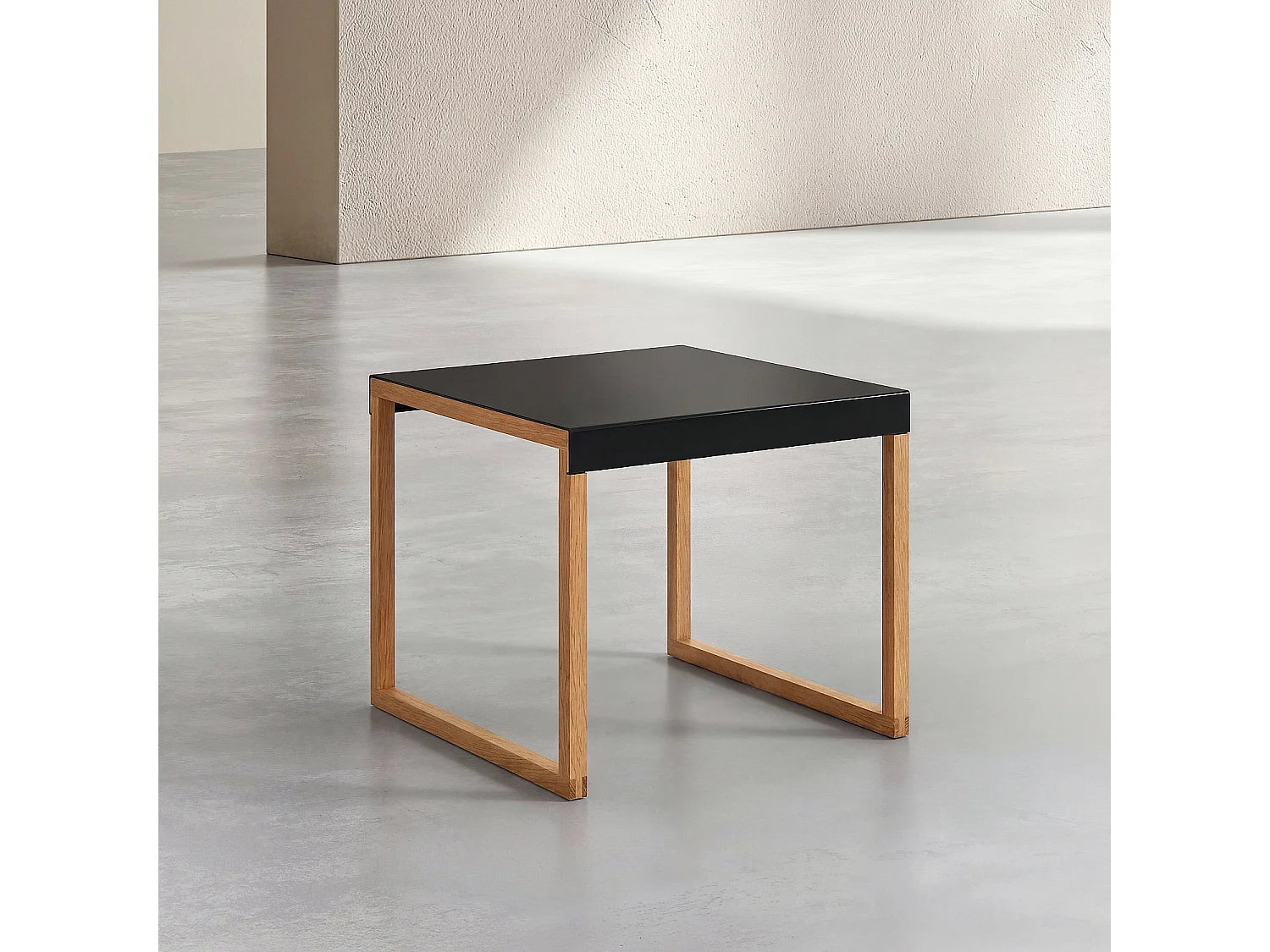 Bout de canapé en acier laqué noir design – KILVA