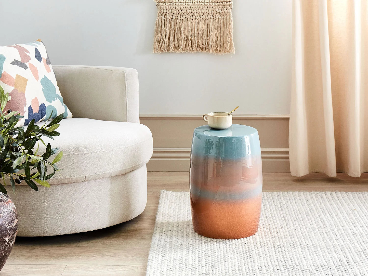Bout de canapé rond en métal bleu brillant – AZALEA