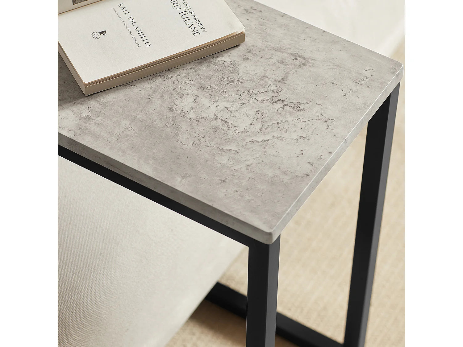 Bout de canapé en métal gris clair en forme de C – ENCAS