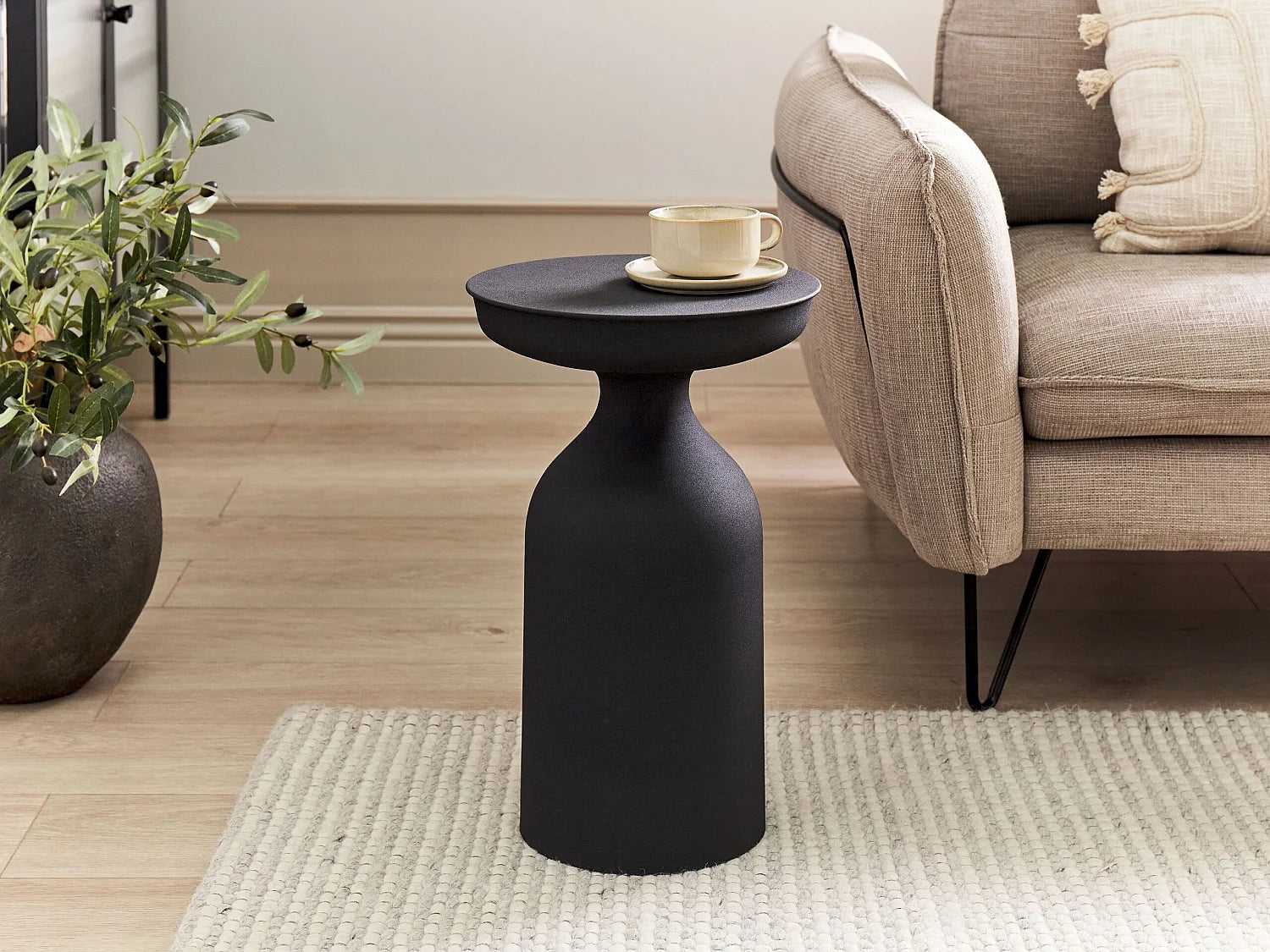 Bout de canapé rond en métal noir mat – TARO