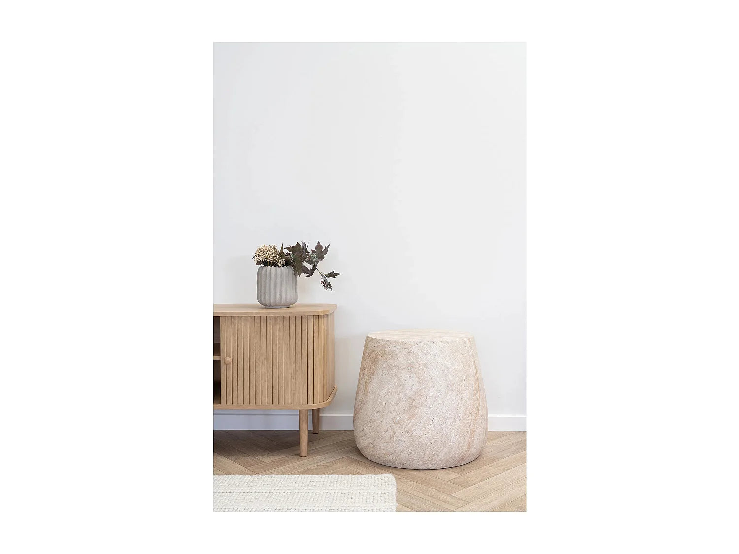 Bout de canapé rond effet travertin beige – CALCAIRE