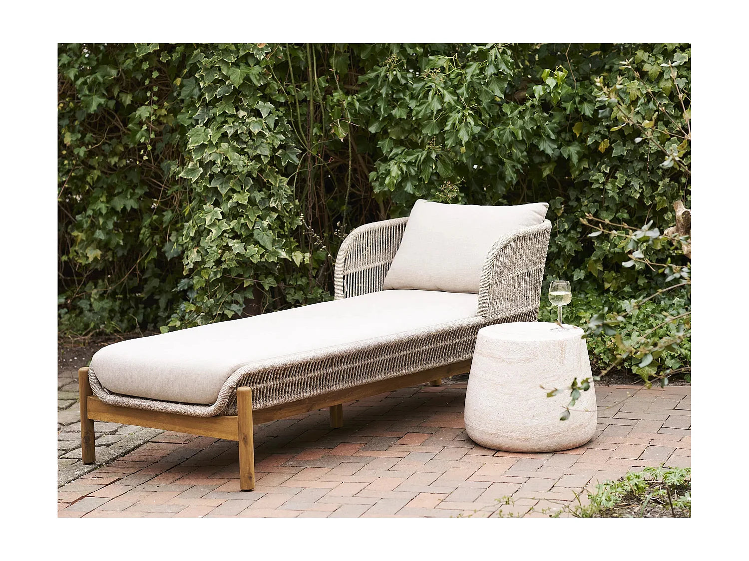 Bout de canapé rond effet travertin beige – CALCAIRE