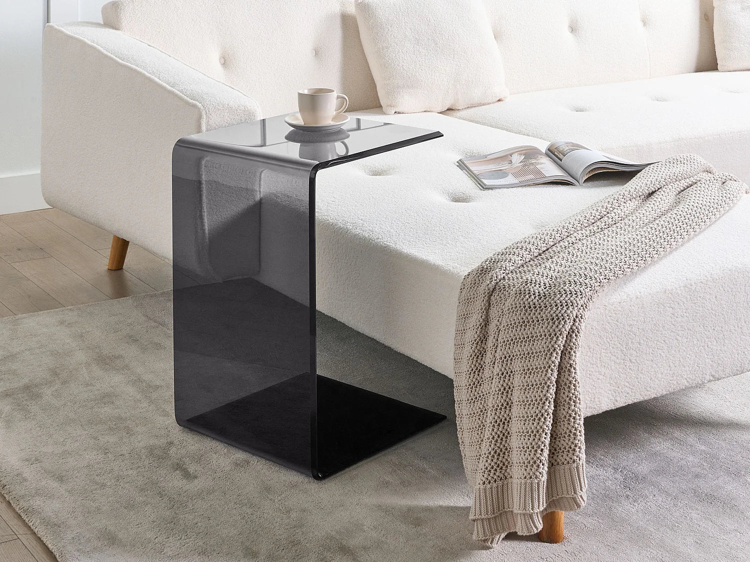 Bout de canapé en verre noir avec étagère – NOCTIS