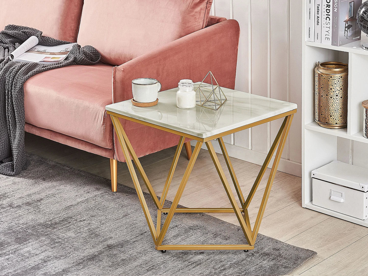 Bout de canapé carré effet marbre beige pied doré – AVELLA