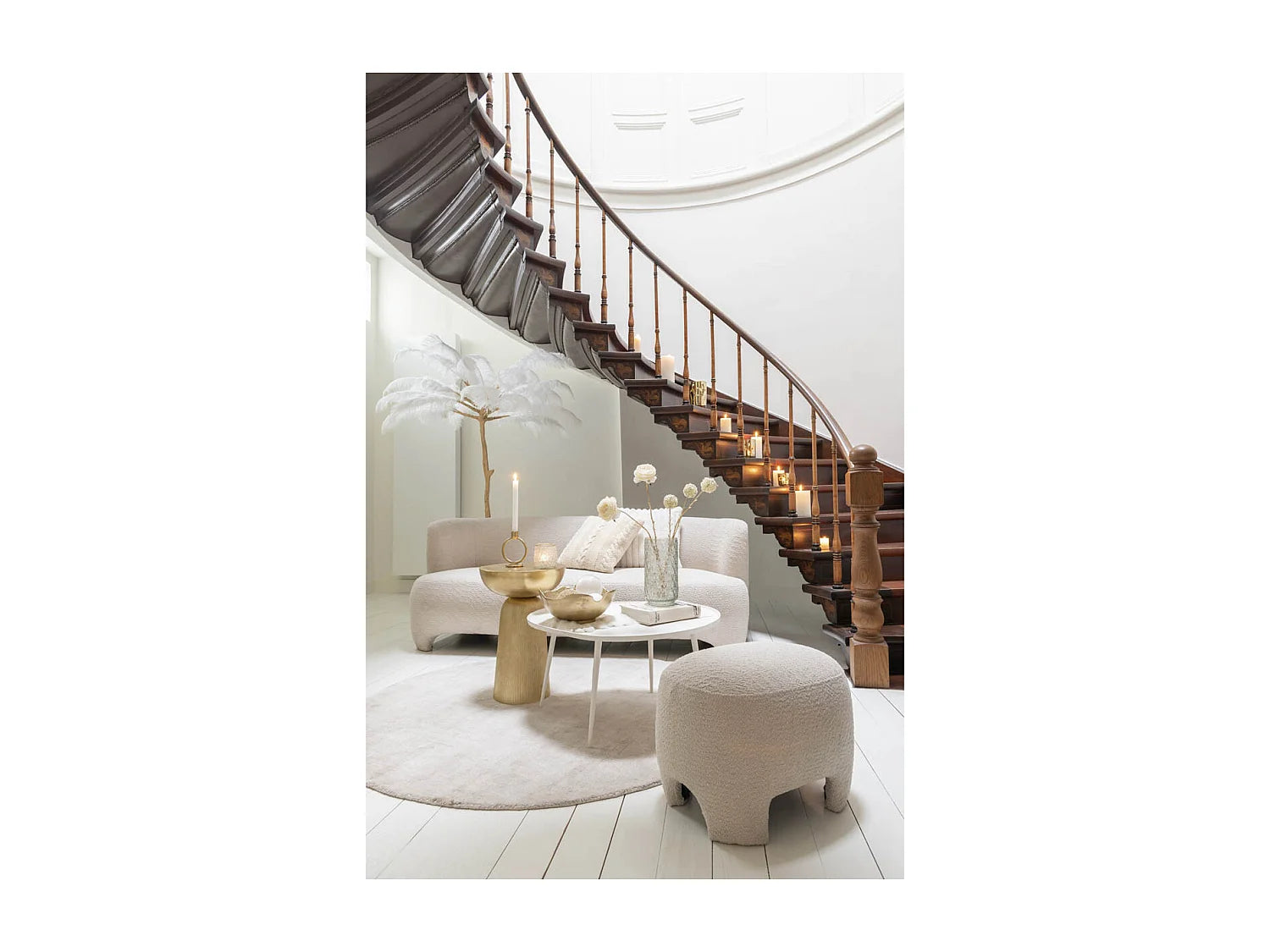 Bout de canapé rond design en aluminium doré – LUMINA