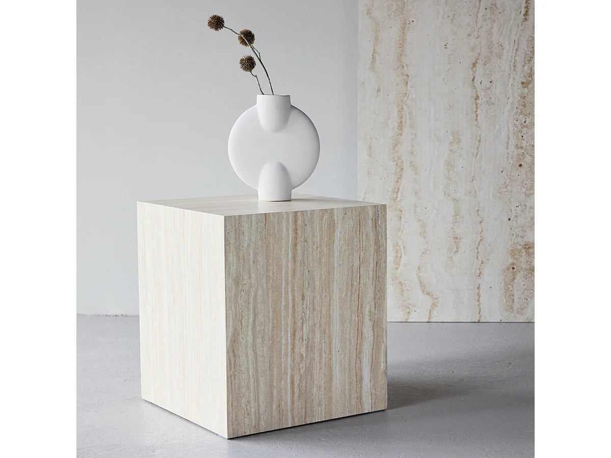 Bout de canapé carré effet travertin beige – TRAVO