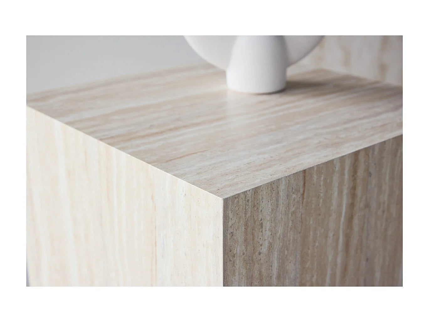 Bout de canapé carré effet travertin beige – TRAVO