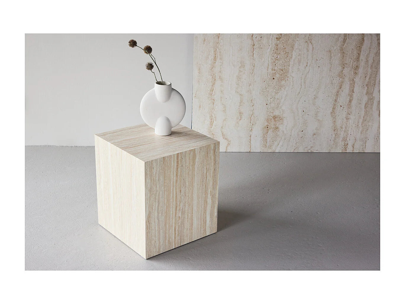 Bout de canapé carré effet travertin beige – TRAVO