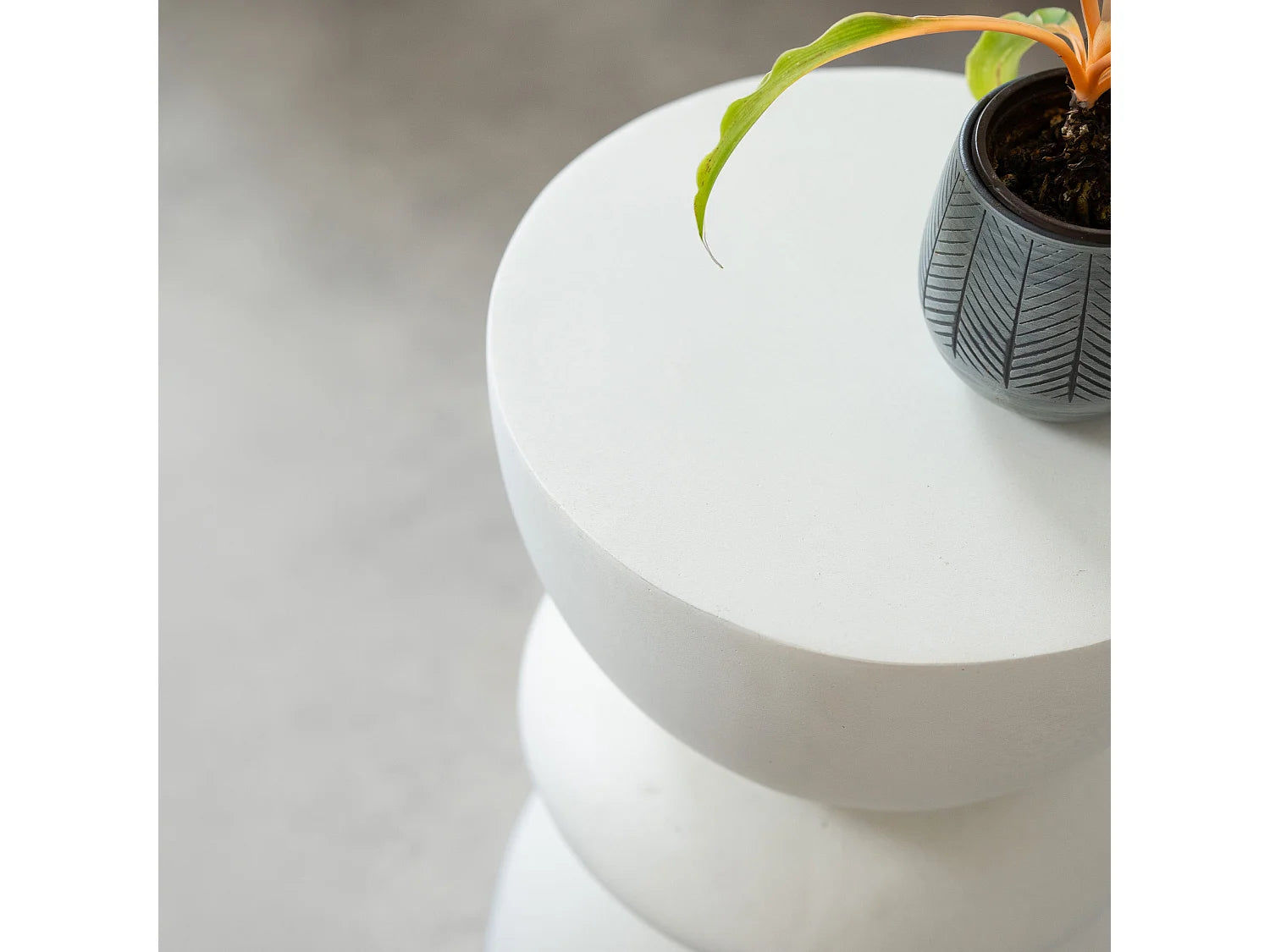 Bout de canapé rond effet béton blanc – MINEO