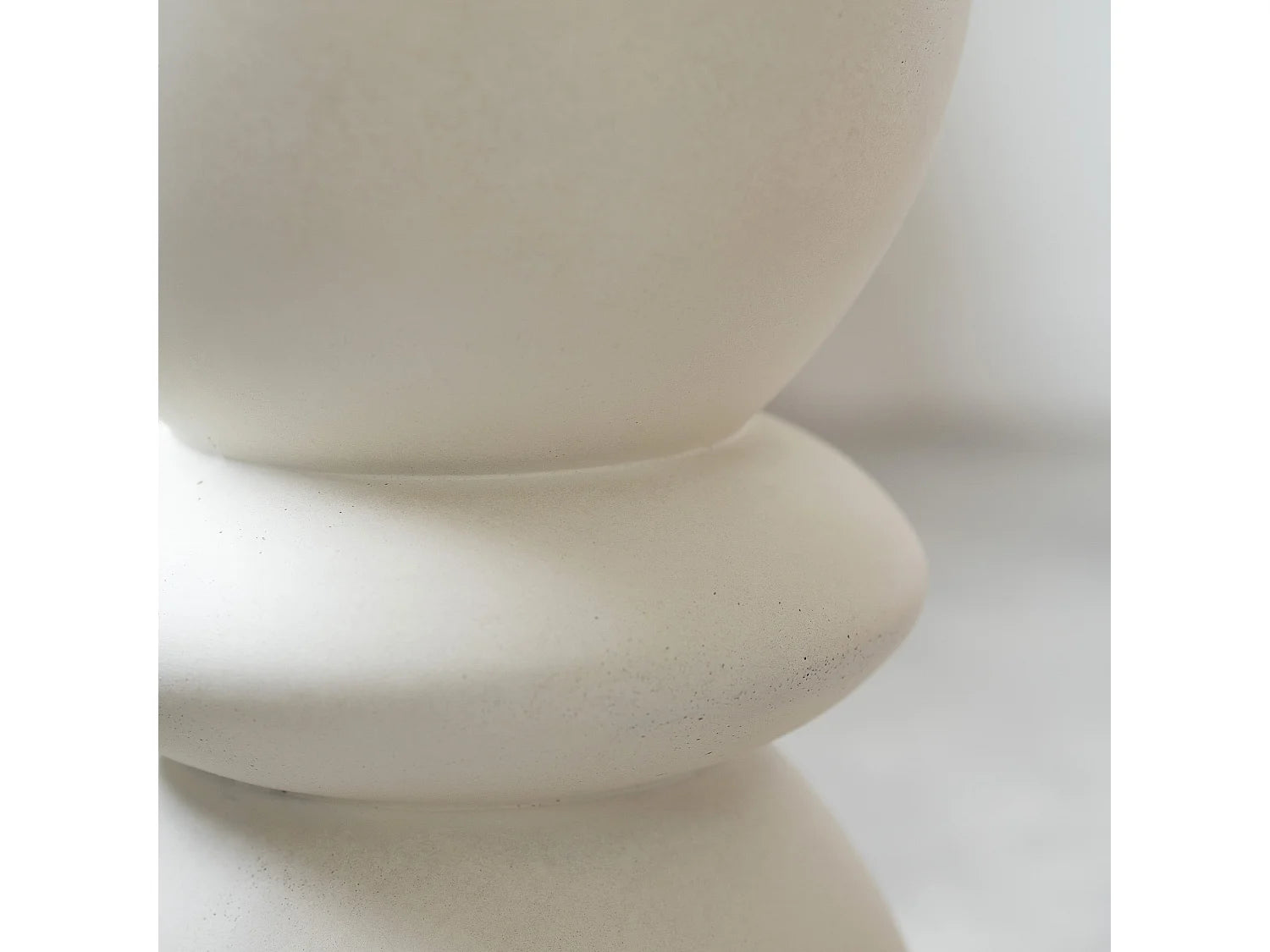 Bout de canapé rond effet béton blanc – MINEO