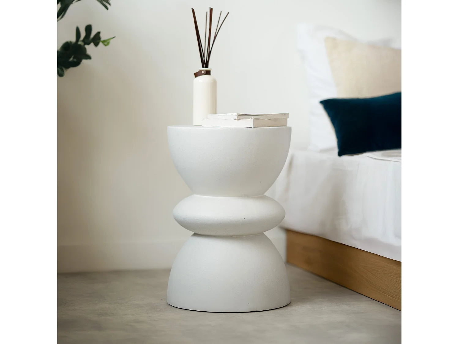 Bout de canapé rond effet béton blanc – MINEO
