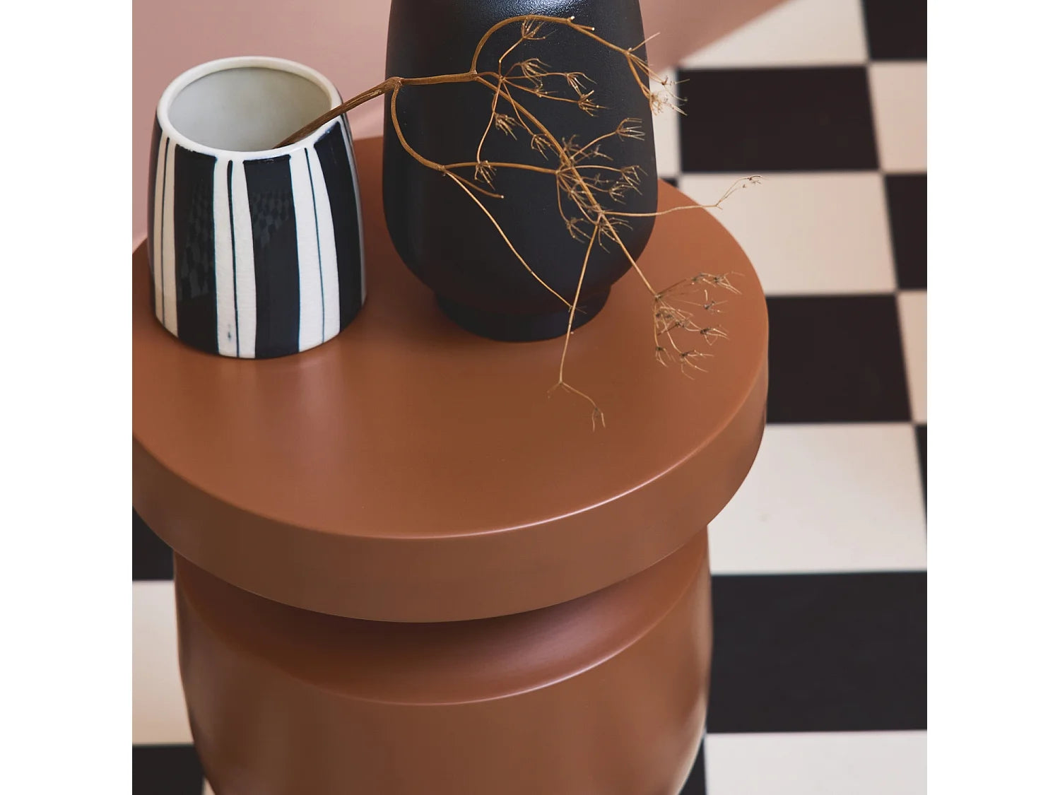 Bout de canapé en métal terracotta original – ALMERA