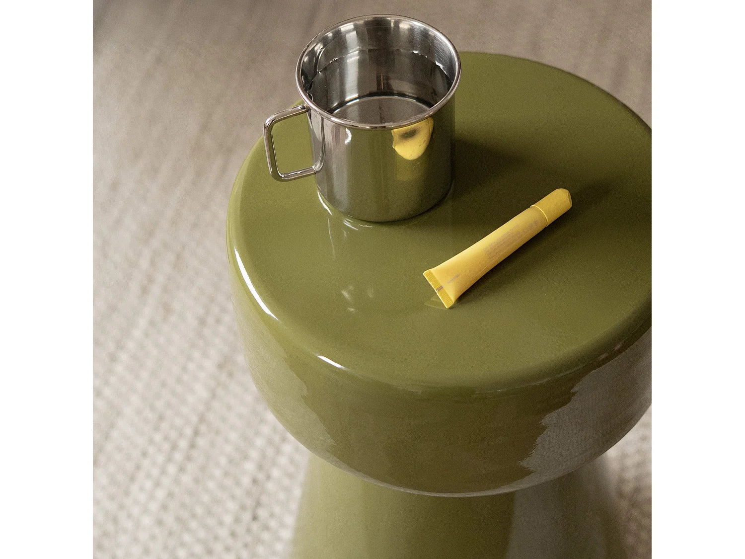 Bout de canapé rond métal vert kaki – OLIVANTE