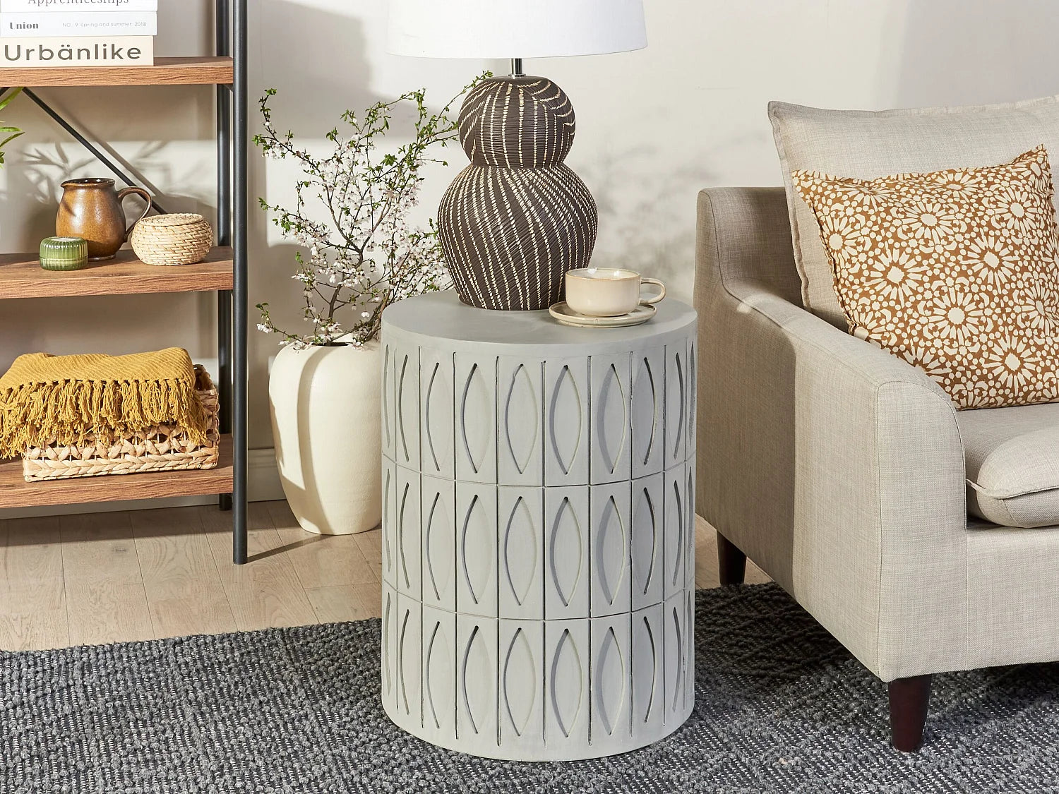 Bout de canapé colonne en MDF gris clair – COLINE