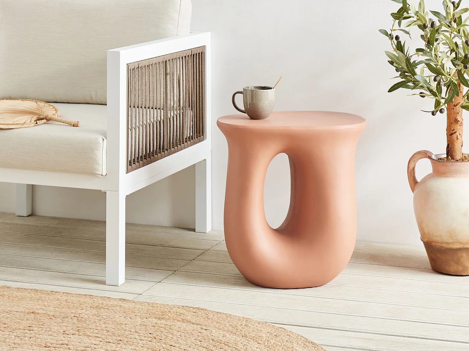 Bout de canapé sculptural difforme orange – IDRO