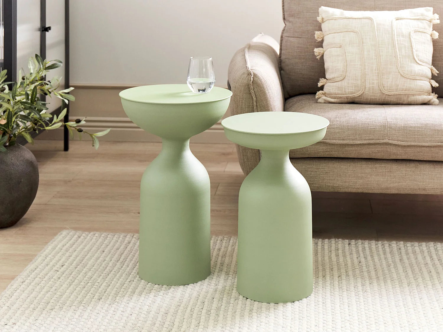 Bout de canapé rond en métal vert clair – TENJO
