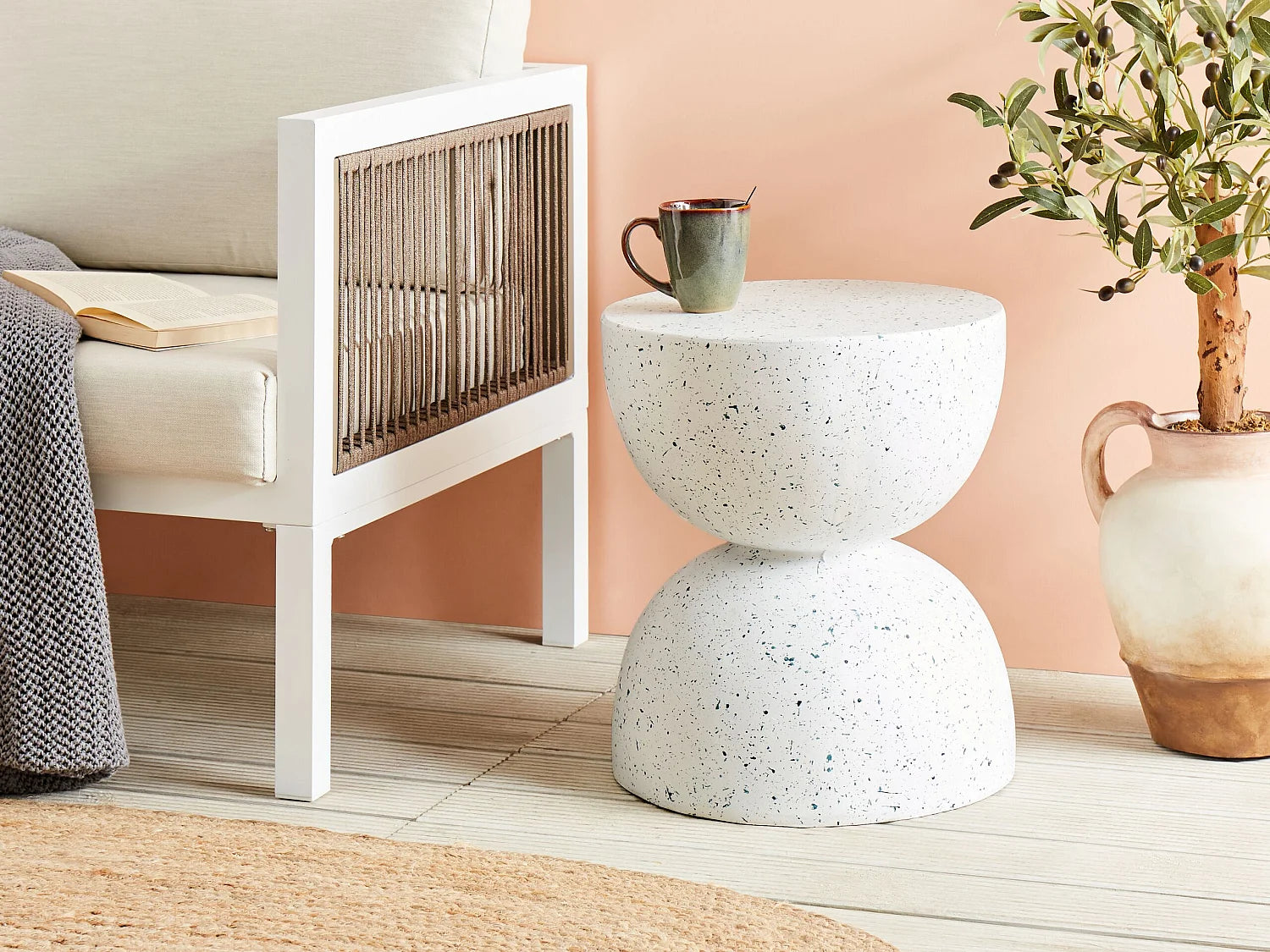 Bout de canapé sablier effet terrazzo blanc – TAZZA