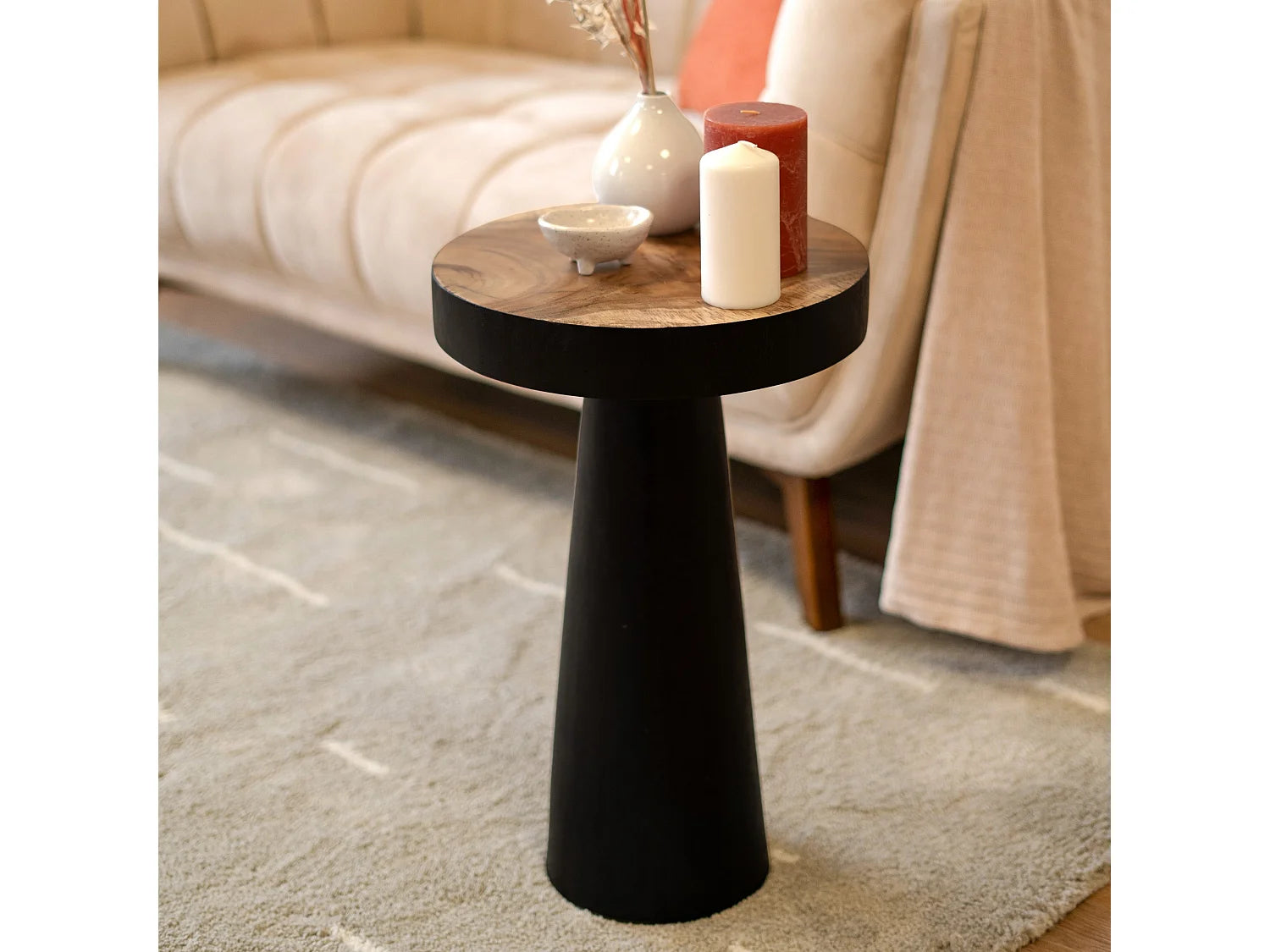 Bout de canapé rond en bois de suar noir – JANAH