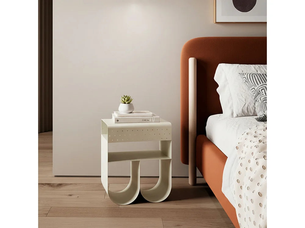 Bout de canapé en métal beige avec niche – CURVA