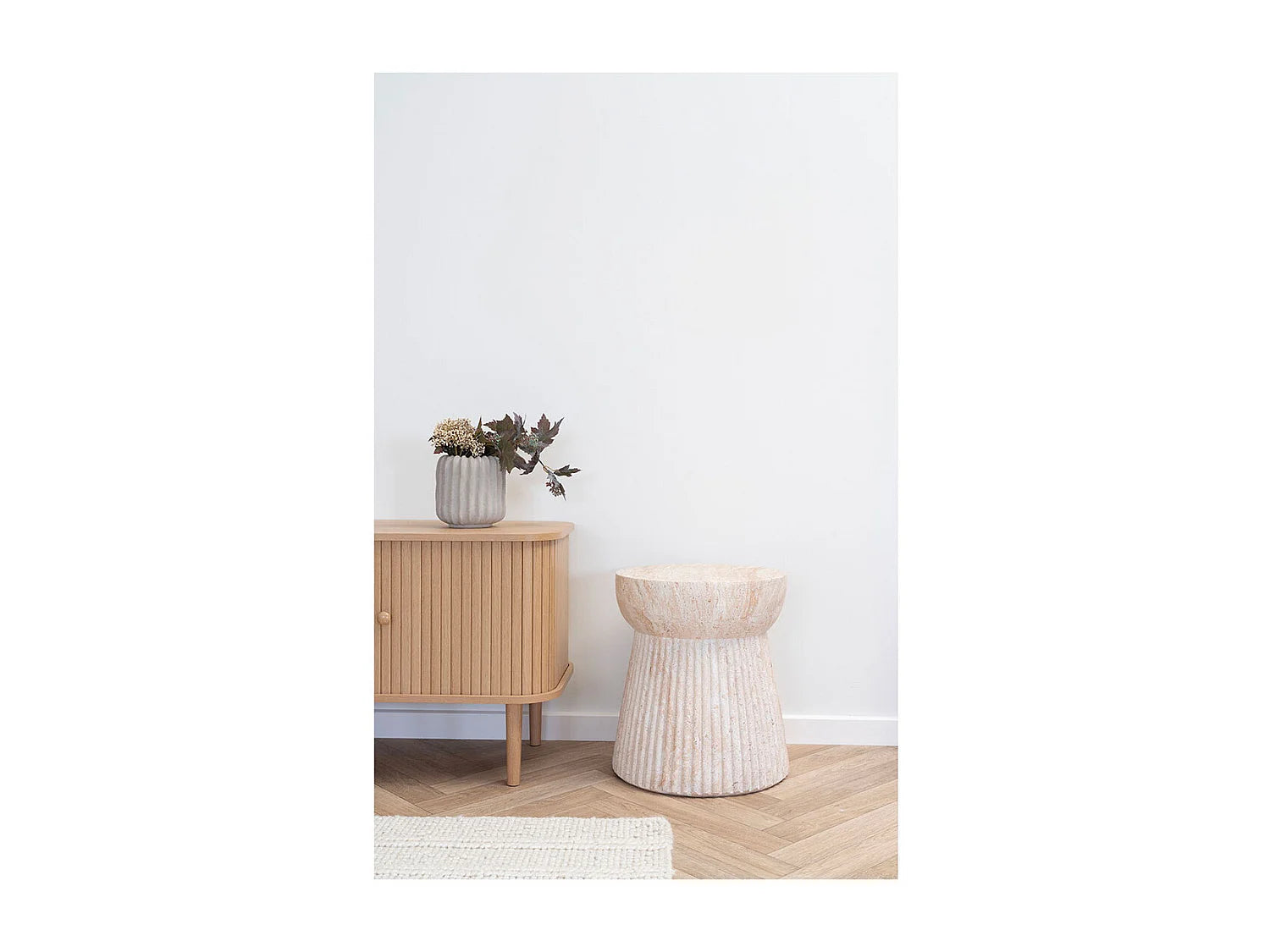 Bout de canapé rond en travertin beige – CORINTHE