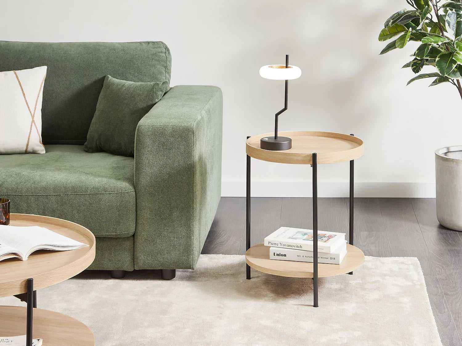 Bout de canapé rond en bois clair et métal noir – KOBAN