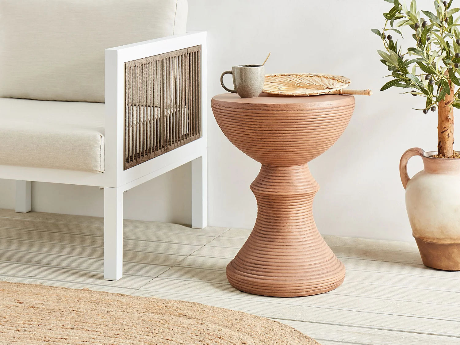 Bout de canapé rond strié effet bois clair – TERRA
