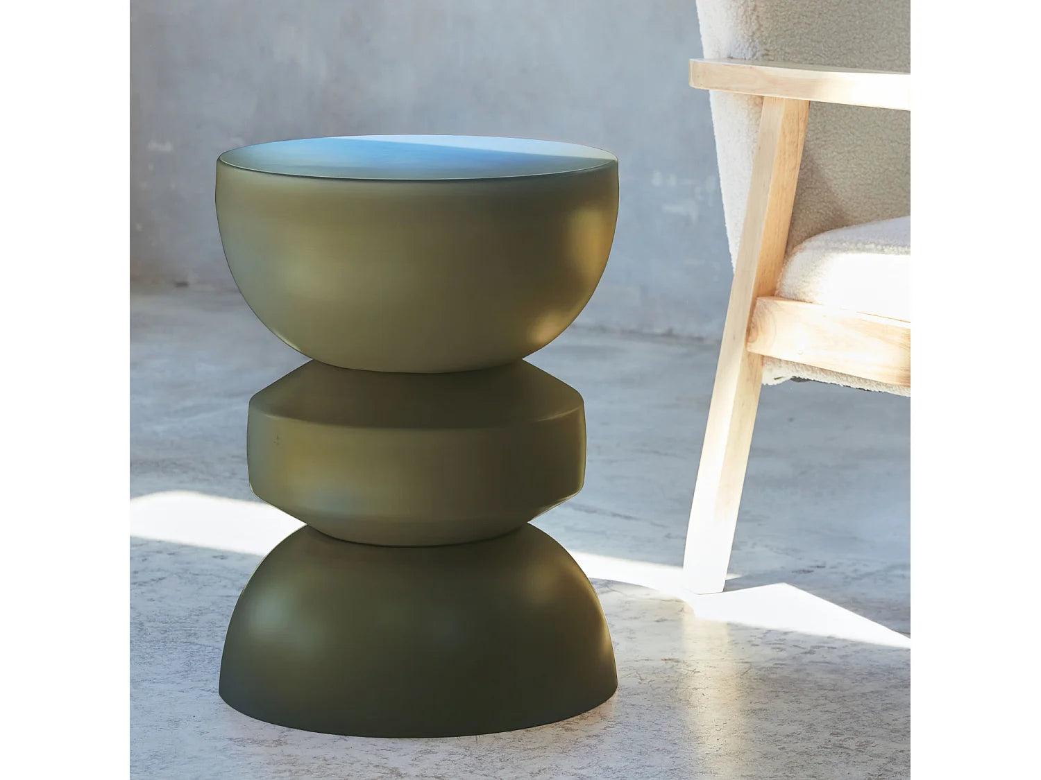 Bout de canapé rond en métal vert kaki – FOLIA