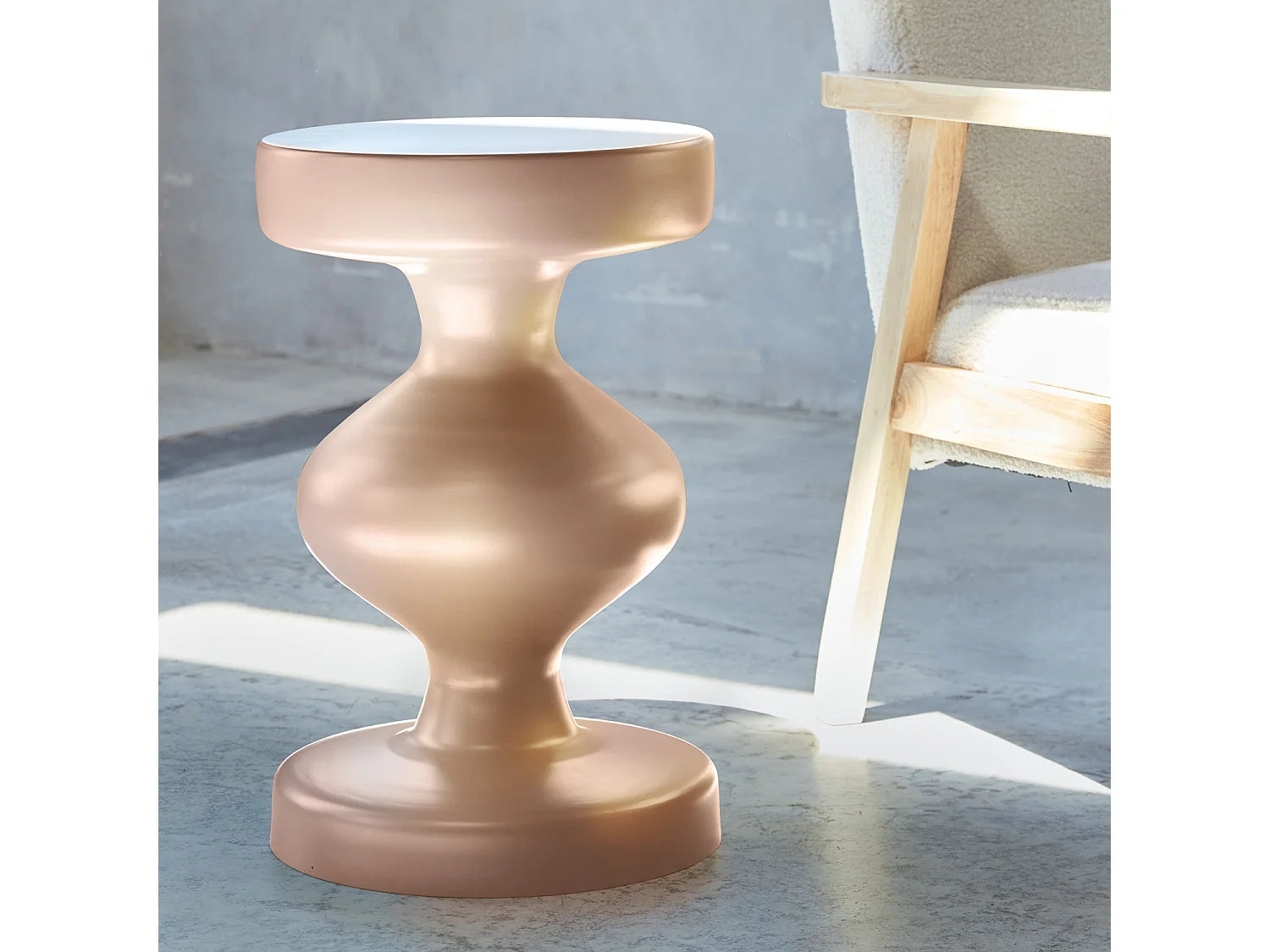 Bout de canapé rond en métal rose – CALLA