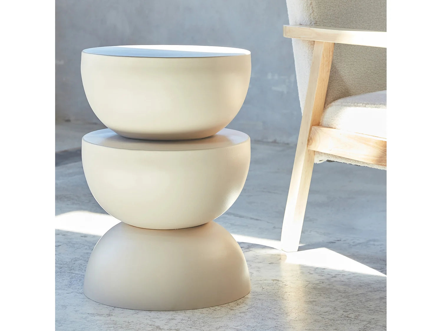 Bout de canapé rond en métal crème minimaliste – LUMEA